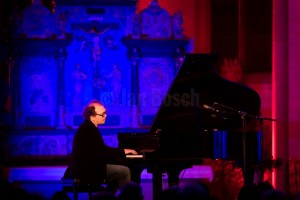 Der Jazzpianist Bugge Wesseltoft bei einem Konzert in der Lutherischen Pfarrkirche in Marburg. © Jan Bosch