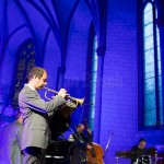 Der Startrompeter Joo Kraus bei einem Konzert in der Lutherischen Pfarrkirche in Marburg. © Jan Bosch