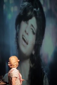 Franziska Knetsch nähert sich der großen Sängerin Amy Winehouse und ihren radikal ehrlichen Texten, erzählt von der Entwicklung einer frechen, schlagfertigen jungen Frau zu einer verfolgten Kunstfigur. © Jan Bosch © Jan Bosch