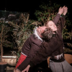 Stefan Piskorz und Victoria Schmidt vom Hessischen Landestheater Marburg spielen mit Peter Wawerzinek bei einer Aufführung von "Schluckspecht". © Jan Bosch