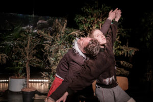 Stefan Piskorz und Victoria Schmidt vom Hessischen Landestheater Marburg spielen mit Peter Wawerzinek bei einer Aufführung von "Schluckspecht". © Jan Bosch