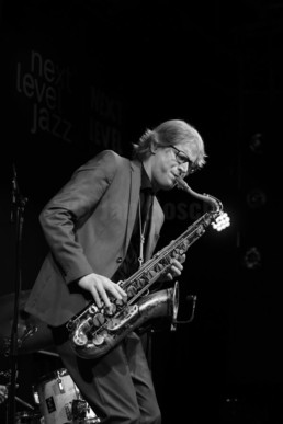 Paul Heller, künstlerischer Leiter und Saxophonist der WDR Big Band, spielt mit dem französischen Gitarren-Virtuosen Biréli Lagrène bei einem Auftritt der Reihe Next Level Jazz im Stadtgarten Köln, 13.2.2017. © Jan Bosch