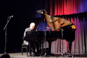 Der norwegische Pianist Ketil Bjørnstad faszinierte mit meditativen Melodien bei einem Auftritt im Kulturladen KFZ in Marburg, 18.3.2017. © Jan Bosch