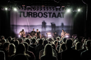 Die deutsche Punkband Turbostaat sorgte für glückliche Gesichter bei ihren vielen Fans und für einen vollen Kulturladen KFZ in Marburg. © Jan Bosch