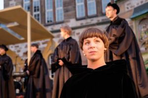 Das Ensemble des Hessischen Landestheater Marburg bei einer Aufführung von "Wir sind Luther" in Marburg. © Jan Bosch
