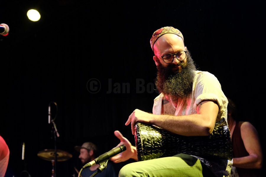 Die Kölner Balkan-Folk-Band Bukahara bei einem Auftritt im Kulturladen KFZ in Marburg. © Jan Bosch