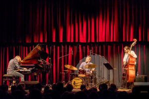 Das Emil Brandqvist Trio bei einem Auftritt im Kulturladen KFZ in Marburg, 16.11.2017. © Jan Bosch