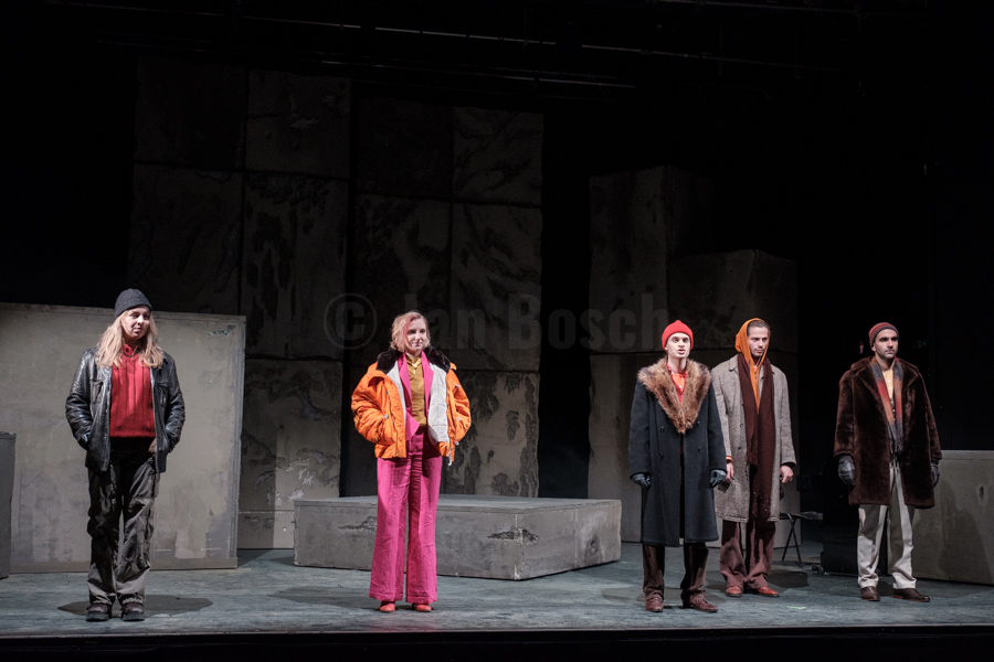 Das Ensemble des Hessischen Landestheater Marburg bei einer Aufführung von Albert Camus "Die Gerechten" in Marburg. © Jan Bosch