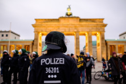 Polizeieinsatz bei einer Demonstration gegen Rechts am Brandenburger Tor in Berlin. © Jan Bosch