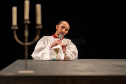 Der Schauspieler Karlheinz Schmitt des Hessischen Landestheater Marburg bei einer Aufführung des Monodram 