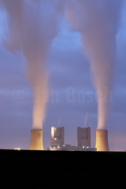Die Blöcke F & G des Kraftwerks Neurath zur blauen Stunde, Deutschland. © Jan Bosch