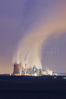 Das Kraftwerk Nideraußem zur blauen Stunde, Deutschland. © Jan Bosch