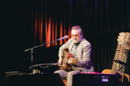 Der deutsche Sänger und Gitarrist Stefan Stoppk bei einem Konzert mit Tess & Daisy im Kulturzentrum KFZ in Marburg am 19.12.2019.