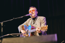 Der deutsche Sänger und Gitarrist Stefan Stoppk bei einem Konzert mit Tess & Daisy im Kulturzentrum KFZ in Marburg am 19.12.2019.