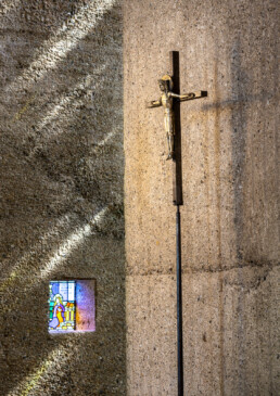 Die Fotoausstellung Beton baut Kirchen von Jan Bosch zeigt sakrale Architektur der Nachkriegsmoderne in Deutschland und  ist vom 10.9.-8.10.2021 in der Kirche St. Peter & Paul in Marburg zu sehen. Vernissage am 10.9.2021 um 18:00 Uhr.