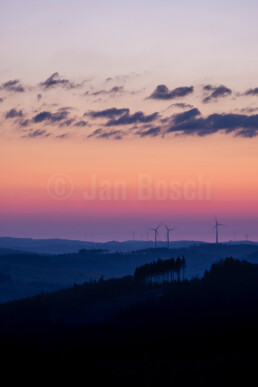 Traumhafte Aussichten über die Höhenzüge des Siegerlandes vom Gipfel des GeoTop Trödelsteine. © Jan Bosch© Jan Bosch