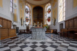 Die katholische Pfarrkirche St. Peter und Paul ist ein denkmalgeschütztes Kirchengebäude in Bad Camberg, das in seiner heutigen Form im Jahr 1781 fertiggestellt wurde. Im Inneren wurden zahlreiche Varietäten Lahnmarmor verwendet, über dessen Abbau und Geschichte das Lahnmarmormuseum in Villmar informiert. © Jan Bosch