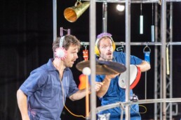 Robert Maximilian Rausch und Christian Simonin eienr Aufführung von Das Xis wird nicht gehört am Hessischen Landestheater Marburg. © Jan Bosch