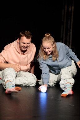 Anke Hoffmann und Georg Santner in der Uraufführung von Hopp!, ein Stück von Jette Büshel für Menschen ab 3, die die Neugier nicht stillsitzen lässt, in denen die Hoffnung hüpft und hopst. © Jan Bosch