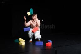 Anke Hoffmann und Georg Santner in der Uraufführung von Hopp!, ein Stück von Jette Büshel für Menschen ab 3, die die Neugier nicht stillsitzen lässt, in denen die Hoffnung hüpft und hopst. © Jan Bosch