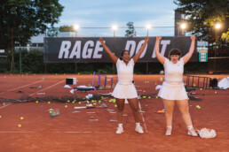 Maria Sendlhofer und Iman Tekle bei der Inszenierung von RAGE. A Tennis Western von Hanna Steinmann auf dem Made. Festival in Gießen am 5.6.2022. © Jan Bosch
