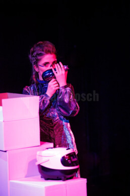 Daria Tymoshenko spielt Christofer Elghs „Valerie’s Voice“ für Sopran und 4 E-Gitarren am Stadttheater Gießen.© Jan Bosch